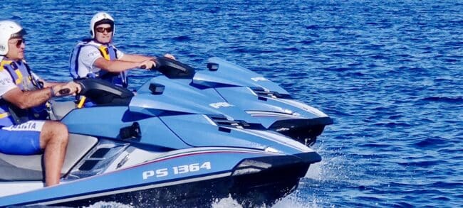 Tutti in acquascooter tra Giardini e Taormina, controlli degli agenti: 4 sanzionati perché senza casco
