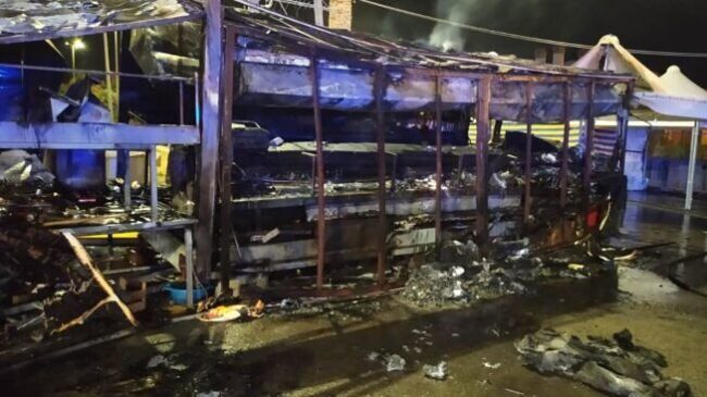 Paura nella notte, a fuoco camion dei panini: vigili del fuoco evitano il peggio, indagini in corso