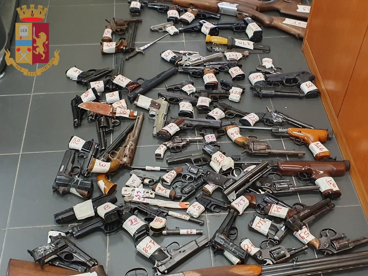 Caltanissetta, senza sosta i controlli su armi e munizioni: pistole e fucili ritirati e rottamati