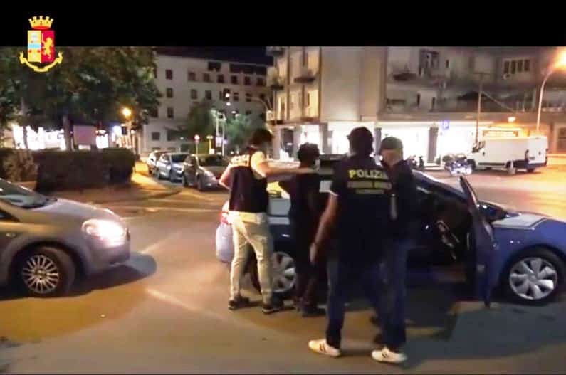 Casa della droga a Caltanissetta, 9 panetti di hashish in valigia: arrestato 38enne – IL VIDEO