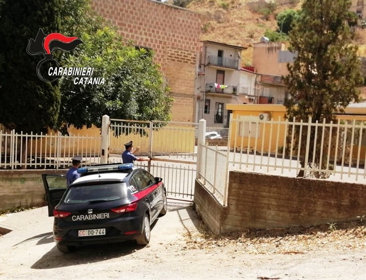 Fratelli del Catanese rubano un climatizzatore, beccati dai militari fingono di dormire: portati “al fresco”