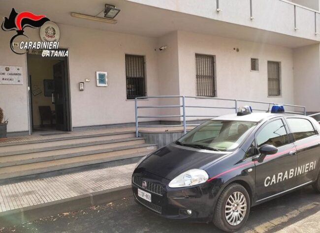 Dramma nel Catanese, “vi ammazzo e brucio la casa se non mi date 300 euro”: 23enne aggredisce la madre e il compagno