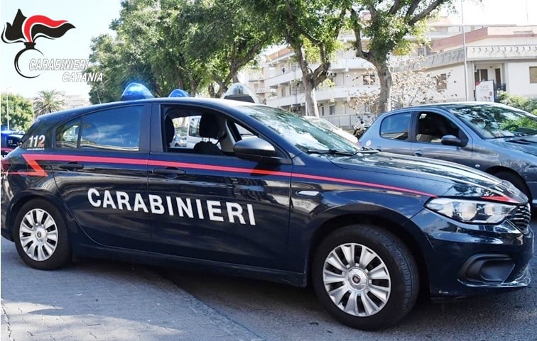 In giro nonostante i domiciliari, catanese “beccato”: dalla fuga agli insulti ai carabinieri, arrestato