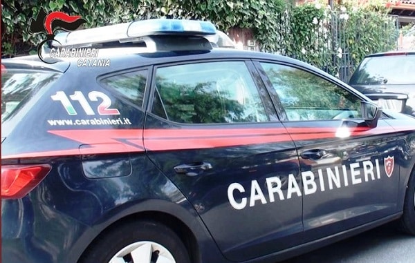 Dramma in un quartiere di Catania, donna scappa da casa sanguinante e senza vestiti: il compagno pretendeva rapporti sessuali