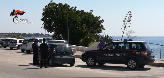 Fermato dai militari mentre tenta di rubare un motorino: arrestato un uomo