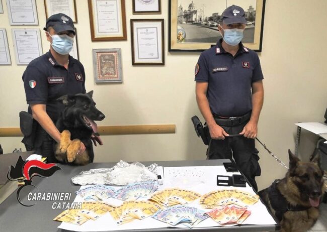 Spaccio e droga in ogni dove, due arresti in provincia di Catania: fine pena per Roberto Vitale
