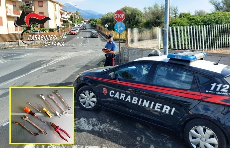 Utilizza le auto in sosta come se fossero un magazzino ricambi: arrestato 22enne catanese