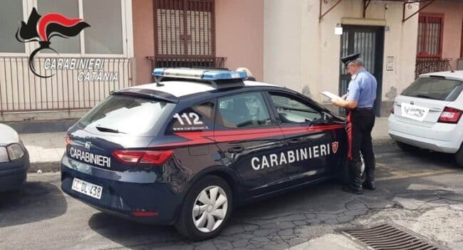 Notte di terrore nel Catanese, rapinatore entra nella macchina della vittima e poi si fa accompagnare: 20enne sconvolto