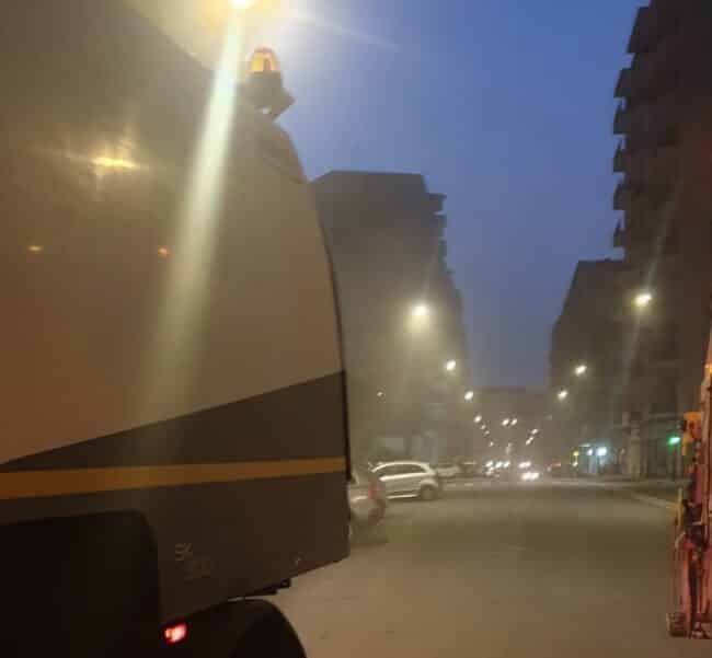 Catania, caduta cenere vulcanica: limite di velocità 30 Km/h per 48 ore. Pulizia di emergenza in corso