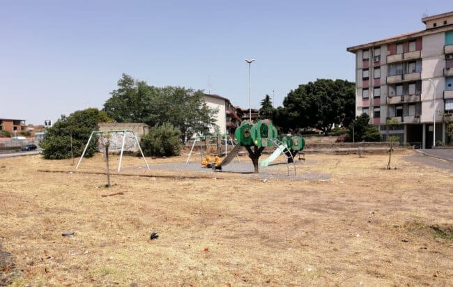 Catania e degrado, bambinopoli tra erbacce e giochi danneggiati. Consigliere Zingale: “Una landa desolata”
