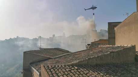 Gli incendi divorano la Sicilia, maxi rogo nella notte fino al Corso Sicilia: c’è chi dorme fuori casa – IL VIDEO