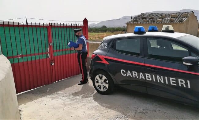 Invia l’operaio a curare il suo orto, ma il terreno era confiscato: denuncia per il proprietario e per il dipendente
