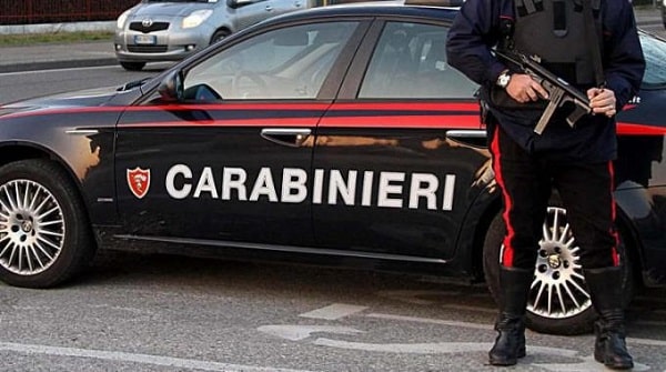Negoziante malmenato a colpi di lastre di legno in laboratorio fotografico, padre e figlio fermati dai carabinieri