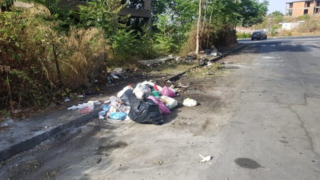 Catania, in via D’Agata cassonetti bruciati e contenitori liquefatti: “Il quartiere non ha punti di raccolta, chiediamo misure repressive” – FOTO