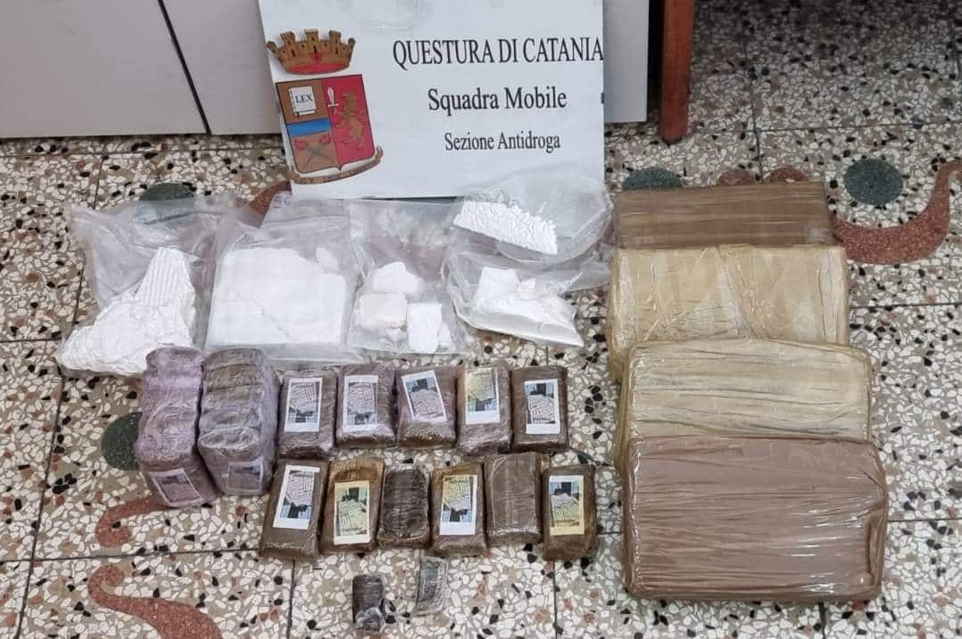Catania, arrestati due pusher pregiudicati e un corriere della droga proveniente dalla Calabria