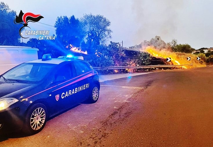 “Non volevo pulire prima della manutenzione”, catanese appicca un incendio nella zona industriale: scoperto dai carabinieri