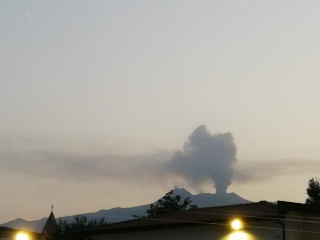 Etna, emissione di cenere: alta nube vulcanica visibile da ogni angolo di Catania e provincia