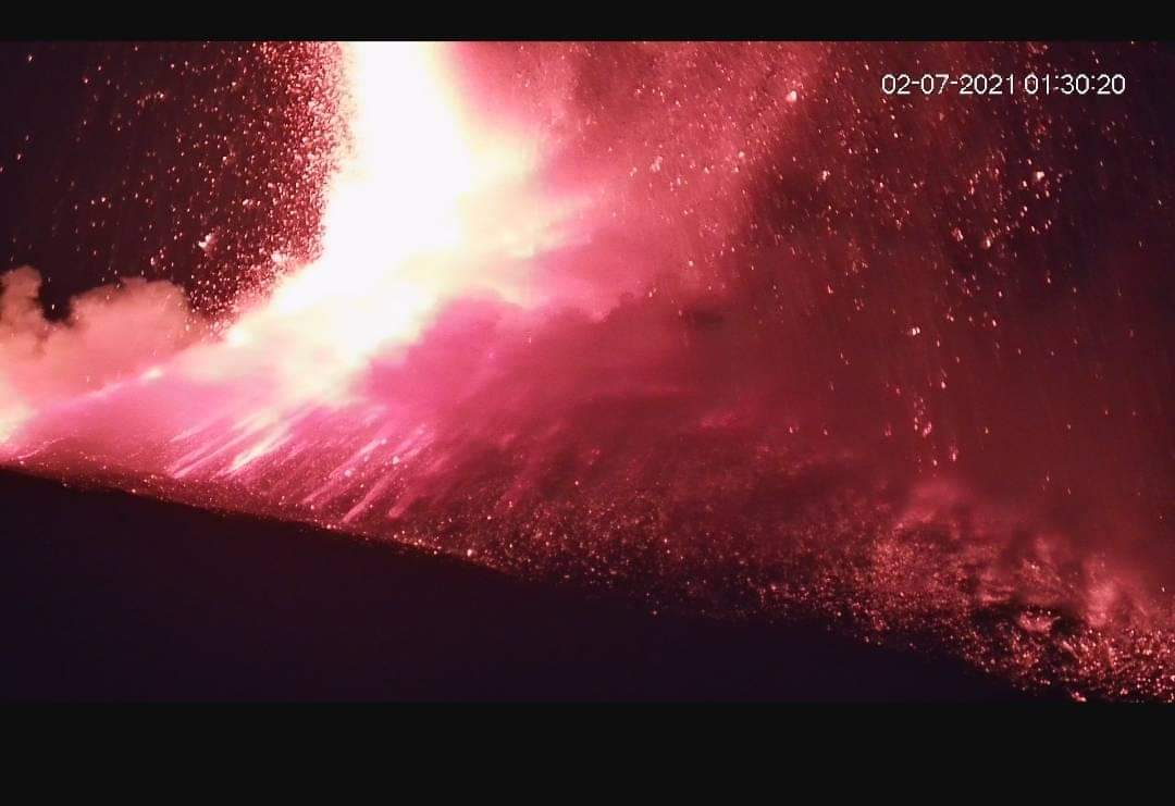 Etna, ancora una eruzione nella notte: il bollettino dell’Ingv