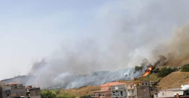 Catania avvolta dalle fiamme, incendi divorano interi quartieri: il comitato Romolo Murri chiede soluzioni adeguate