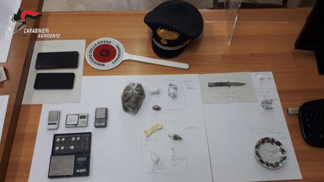 Droga in auto e coltello addosso, commerciante denunciato per spaccio