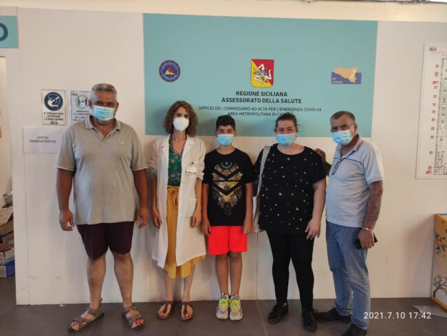 “Prima il vaccino, poi il mare”. Papà, mamma e figlio all’hub di San Giuseppe La Rena per il vaccino