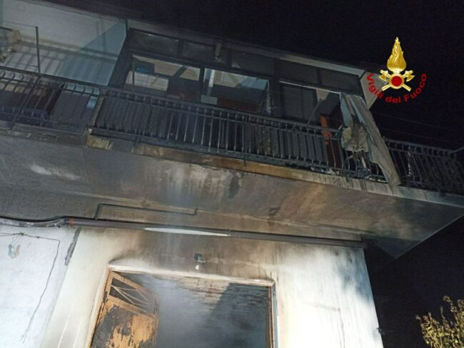 Pedara, villa bifamiliare in fiamme: occupanti evacuati, incendio sviluppatosi da un garage