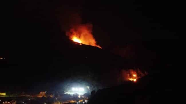 Brucia ancora la terra in Sicilia, paura a Messina per un maxi rogo: abitazioni “miracolate” – DETTAGLI