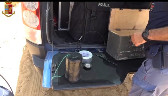Trovato ordigno esplosivo dentro letto contenitore: scattano le manette per 29enne
