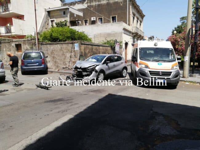 Maxi incidente in provincia di Catania, scontro tra 4 mezzi a un incrocio: donna al Pronto Soccorso