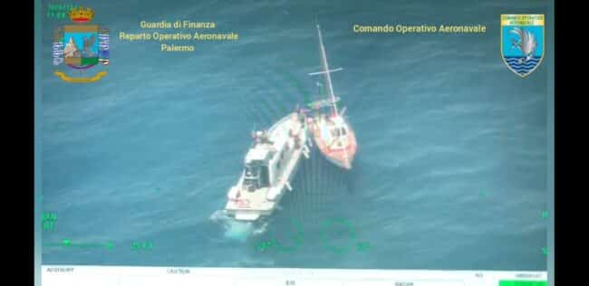 Sbarco di migranti in Sicilia, scafisti catturati in alto mare con una maxi operazione interforze
