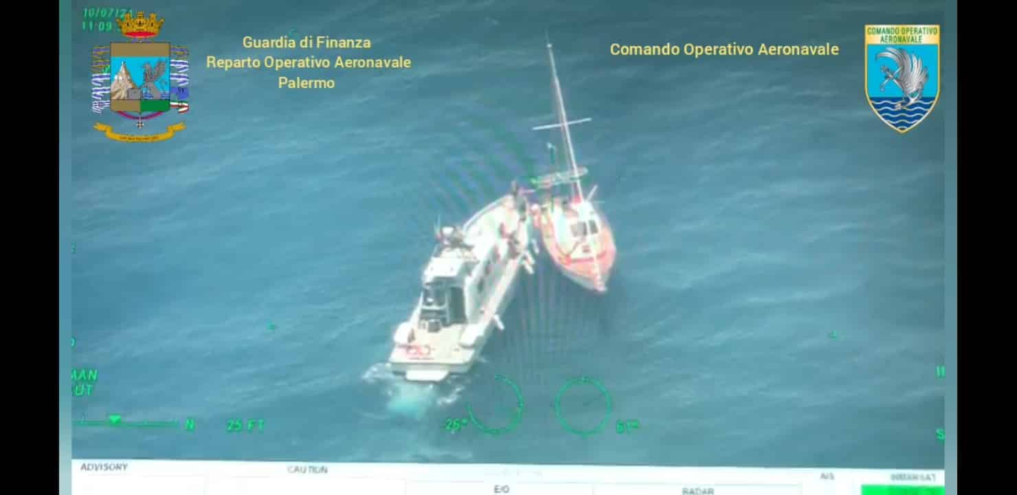 Sbarco di migranti in Sicilia, scafisti catturati in alto mare con una maxi operazione interforze