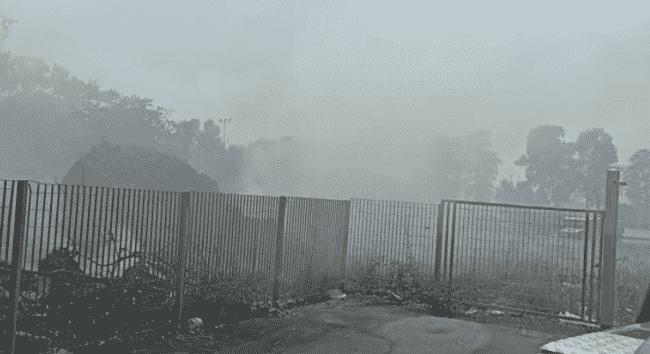 Maxi incendio nel Catanese, coinvolte auto e abitazioni: duro lavoro per i vigili del fuoco – VIDEO