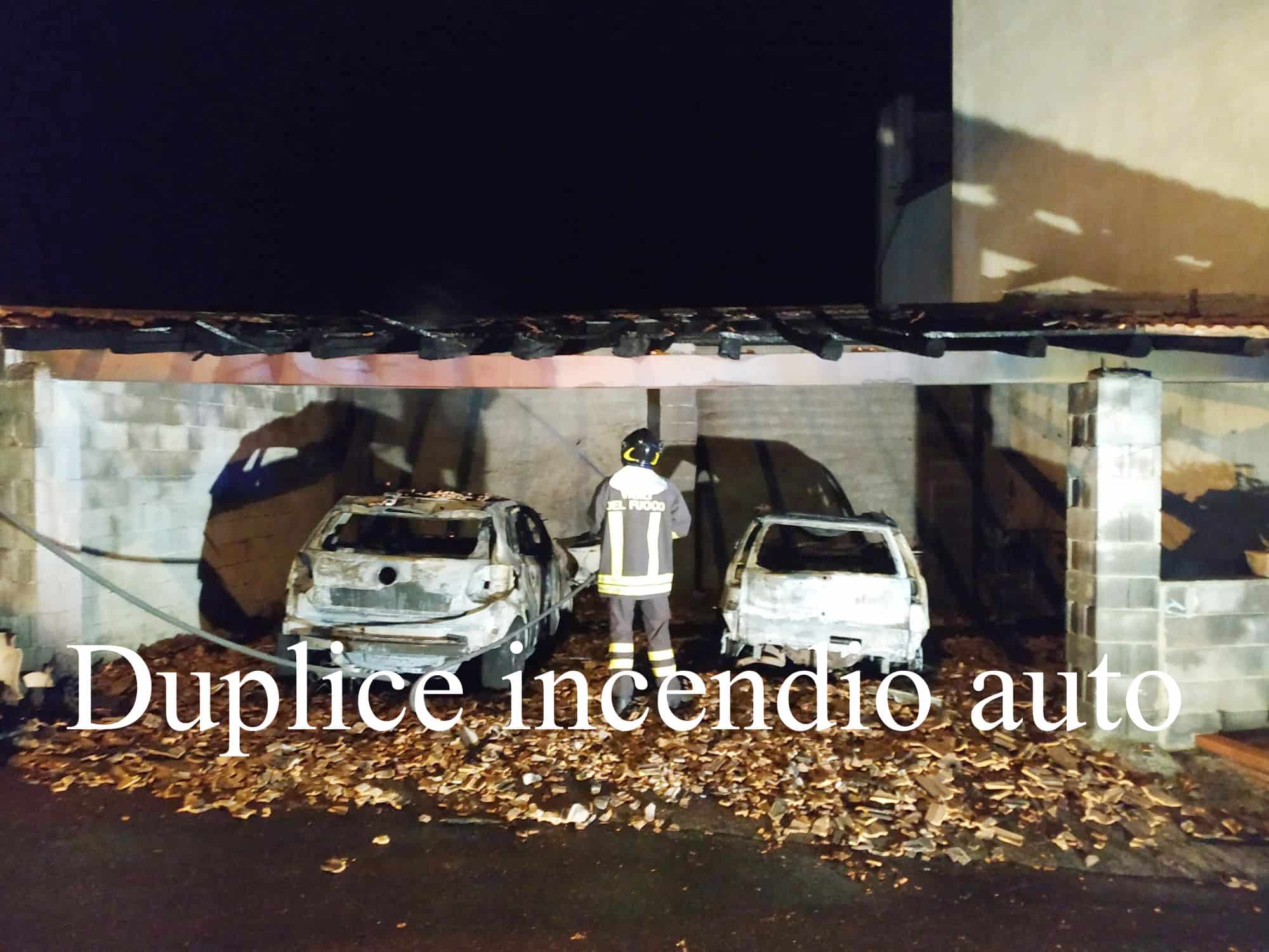 Due auto in fiamme nel Catanese, incendio divampa dentro un box all’aperto