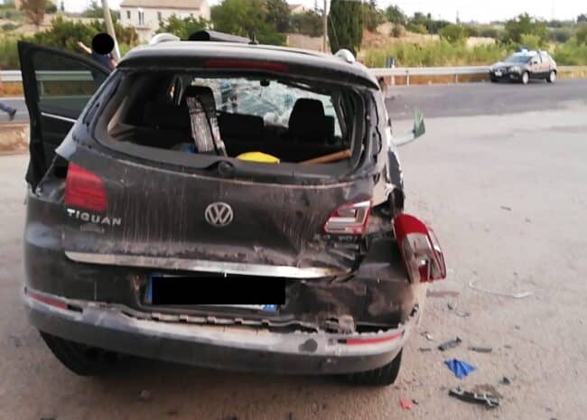 Scontro violento all’alba, auto contro trattore finisce dentro il rifornimento: detriti, sangue e due feriti