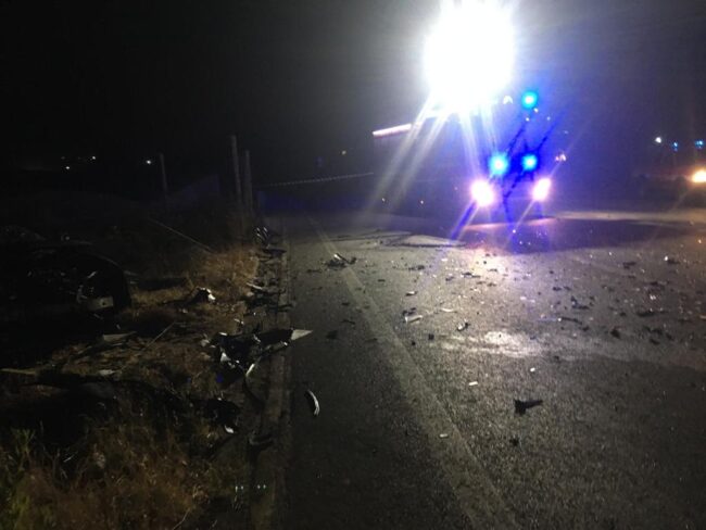 Auto cade in un canale di scolo, giovani occupanti escono illesi