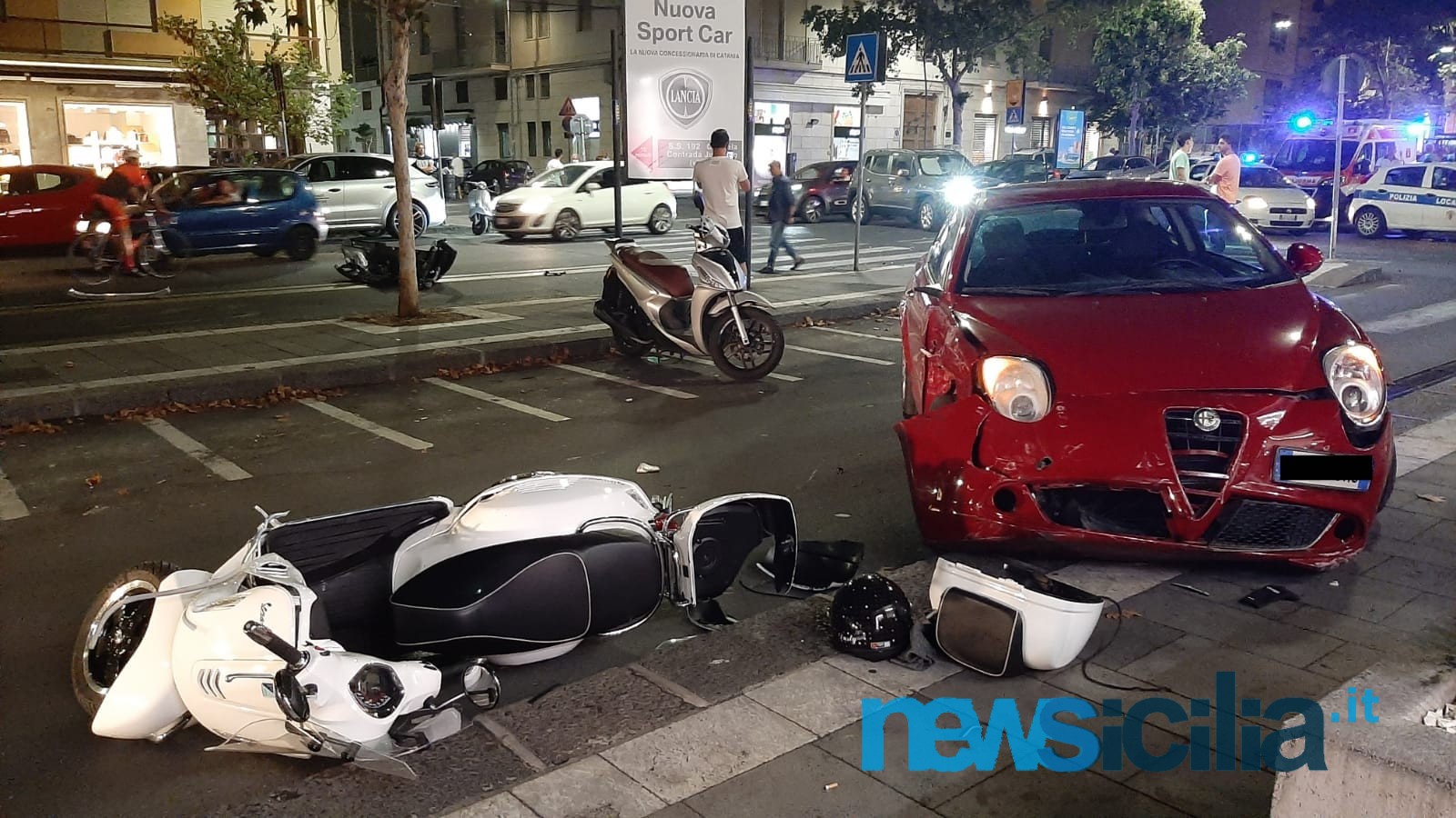 Incidente a Catania, scontro tra due auto al Corso Italia: Alfa Romeo “vola” contro Vespa, le FOTO