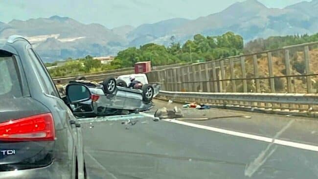 Con l’auto contro il guardrail, farmacista 28enne si ribalta con il Suv: estratta dai vigili del fuoco
