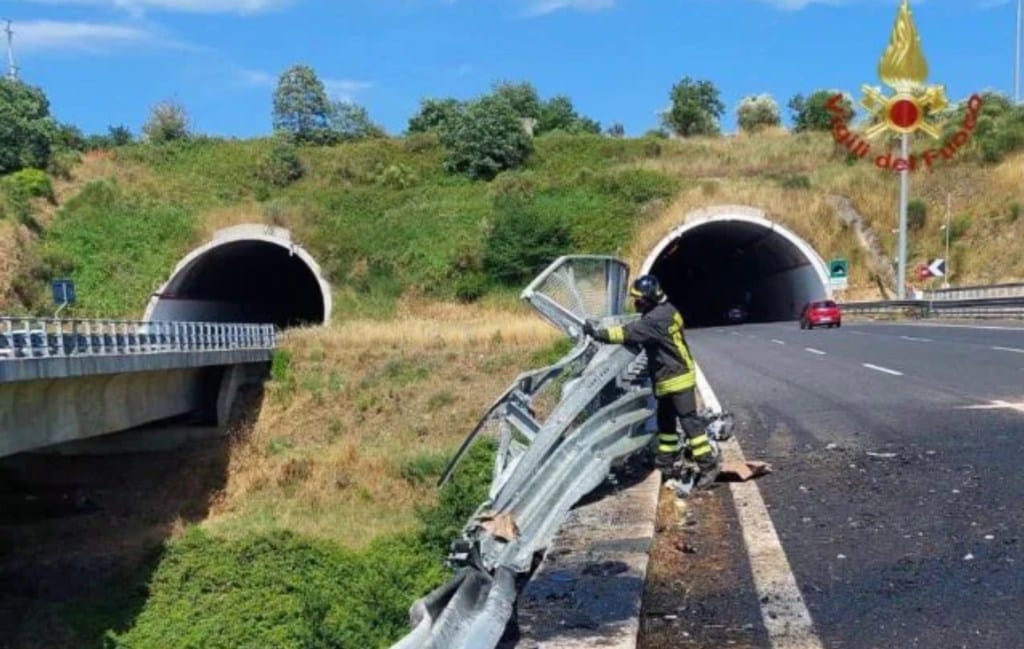 Tragedia Salerno-Reggio Calabria, schianto sul guardrail e volo dal viadotto: morti due camionisti di Adrano
