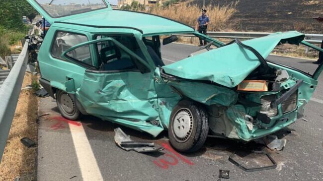 Grave incidente sulla Statale 115, scontro frontale: 56enne estratto dalle lamiere di una Fiat Panda