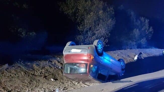 Incidente nella notte, Fiat Multipla con sei giovani si ribalta: due 22enni estratti dall’auto, trasportati al Pronto Soccorso