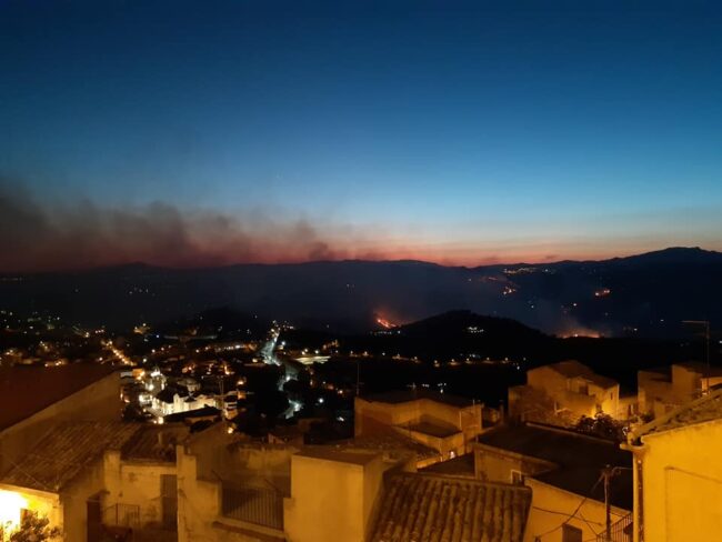 Maxi incendio ad Agira, centinaia di ettari in fiamme: “Sembrava un inferno, faceva paura” – FOTO