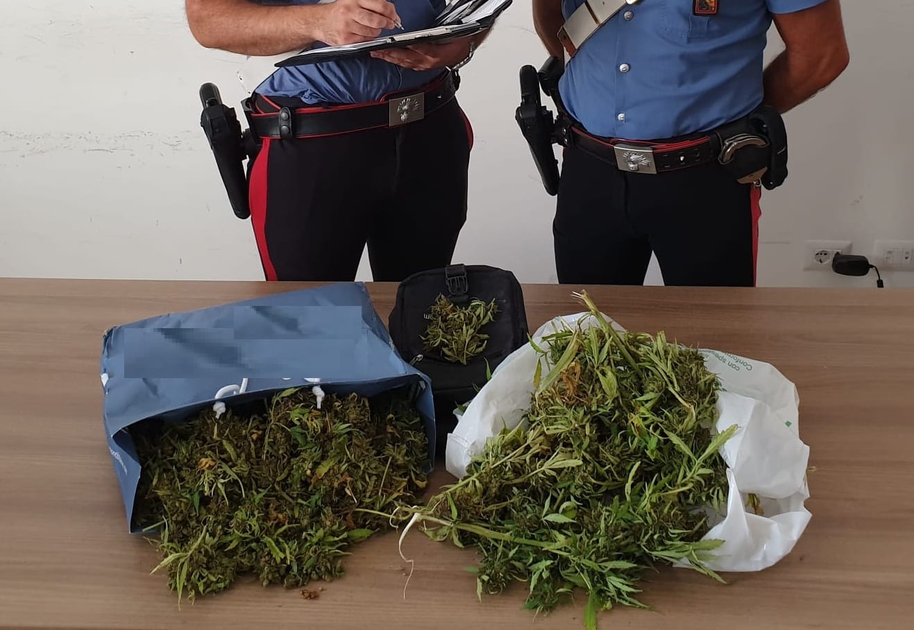 Carlentini, in giro con buste cariche di marijuana: arrestato minorenne