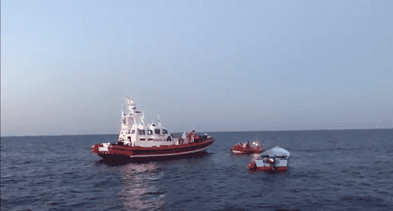 Lampedusa, barchino in difficoltà con donne incinte e bimbi: salvati dal mare