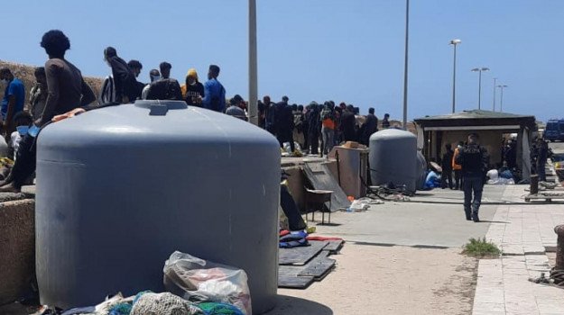Sicilia, continua l’emergenza migranti: 507 arrivi in 24 ore, sotto pressione l’hotspot con 865 ospiti
