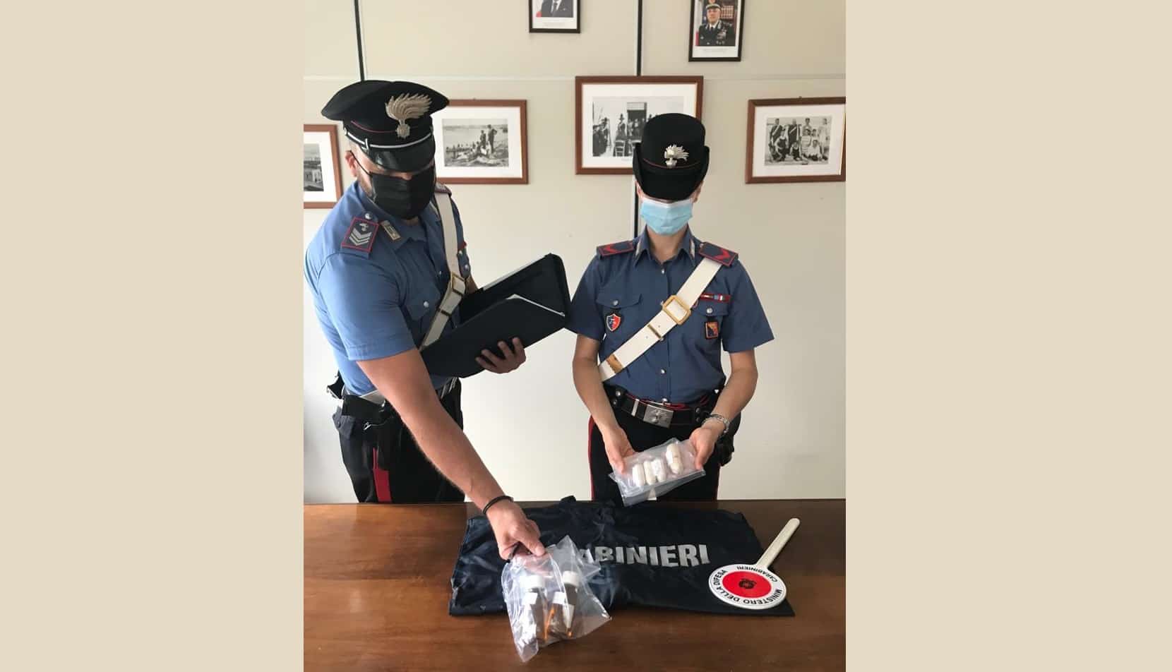 Arresto singolare dei carabinieri, beccata “nonna eroina”: nascondeva droga nella busta della spesa