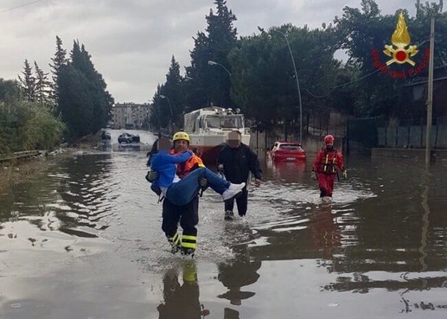 Maltempo a Palermo, immagini drammatiche arrivano dai vigili del fuoco: oltre un centinaio gli interventi di soccorso