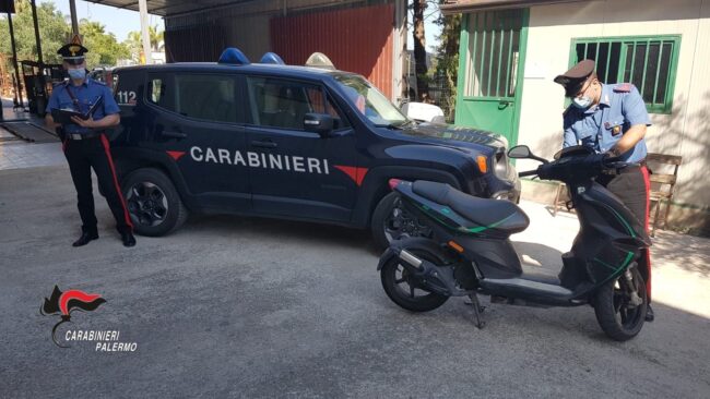 Due minorenni minacciano coetanei e portano via scooter e soldi, si aprono le porte del carcere