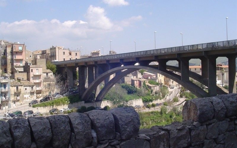 Tragedia in pieno centro, si lancia da Ponte San Vito: morto un uomo, i dettagli