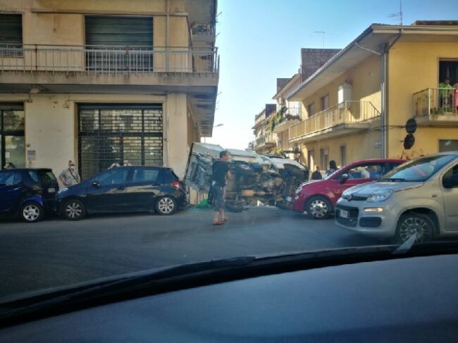 Incidente stradale, camion dei rifiuti si ribalta: più mezzi coinvolti