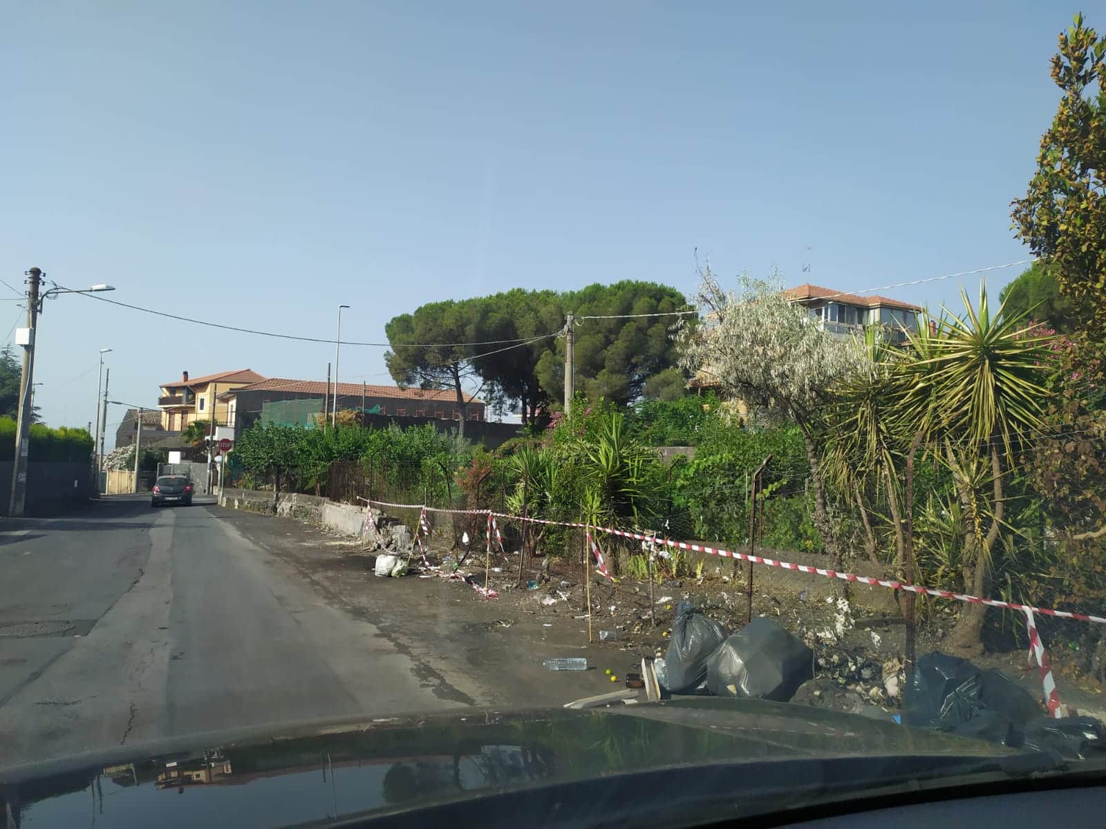 Catania, emergenza rifiuti in via Allegria. La proposta di Buceti: “Servono telecamere”